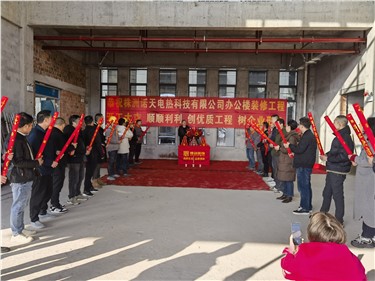 落日歸山海，煙火向新晨。開工大吉大利。